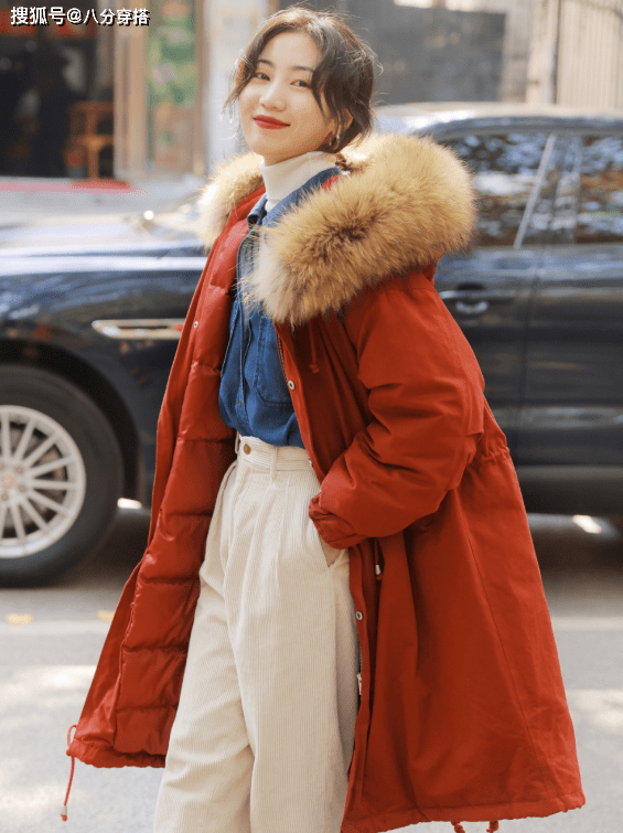 姐妹 今年流行“羽绒服＋小白裤”，保暖舒适又清爽，日常百搭不挑人