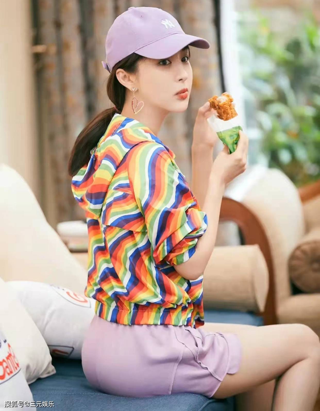 身材 李菲儿穿拼色背心录节目,搭配热裤秀曲线美,被指“不够稳重”