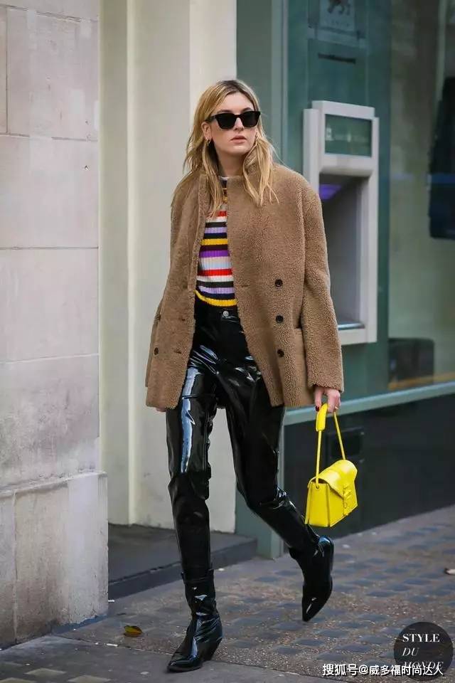 穿越 驼色+白色、驼色+红色，驼色与它们搭配，让你越穿越高级！