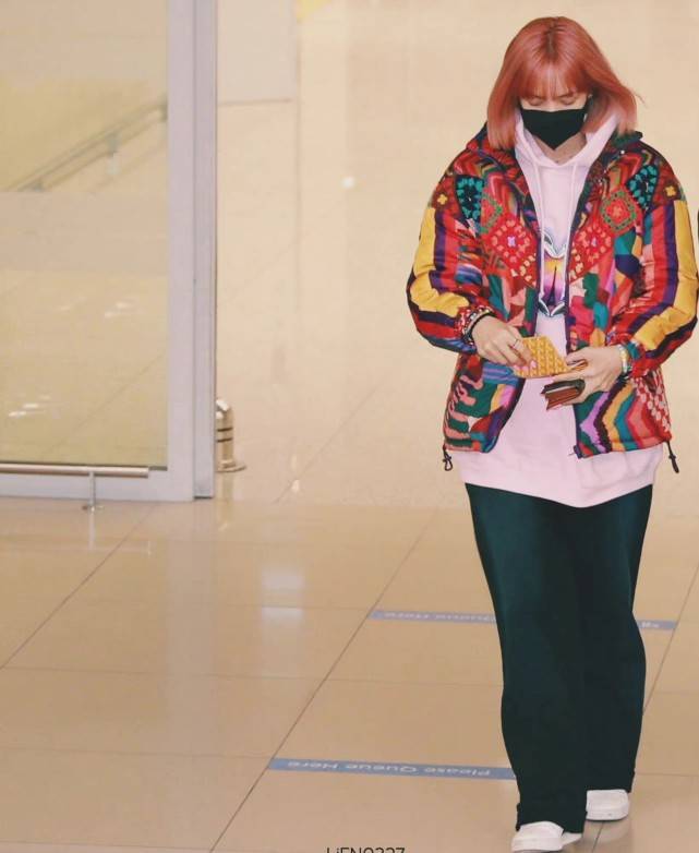 网友Lisa粉发素颜照曝光，彩色羽绒服轻松驾驭，生图颜值也好能打