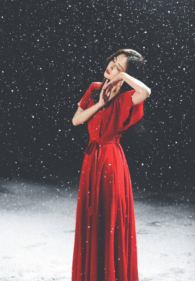 卫衣 38岁佟丽娅走机场太有亲和力，粉色开衫保暖又时髦