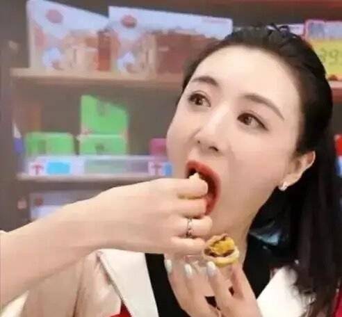 蛋黃酥|建議大家：遇見這5款“平價零食”別手軟，包裝丑，卻好吃便宜！