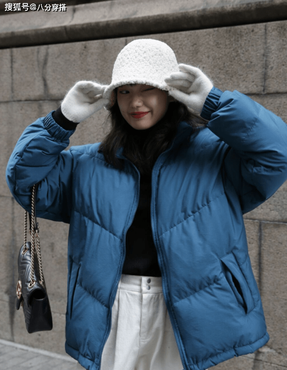 姐妹 今年流行“羽绒服＋小白裤”，保暖舒适又清爽，日常百搭不挑人