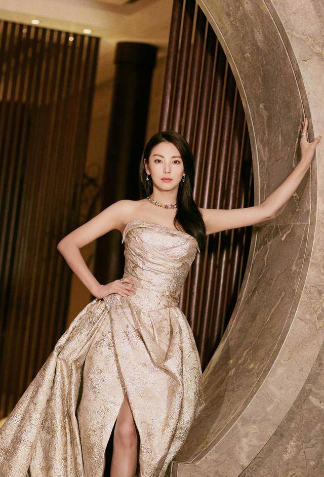 人间 张雨绮真是“人间尤物”，身穿红色亮片连衣裙张扬大气，精致高贵