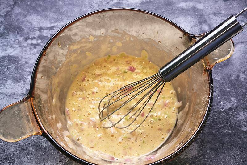 蔬菜|早餐这么做方便,蔬菜和蛋搅一搅,放锅中香味扑鼻,孩子抢着吃!