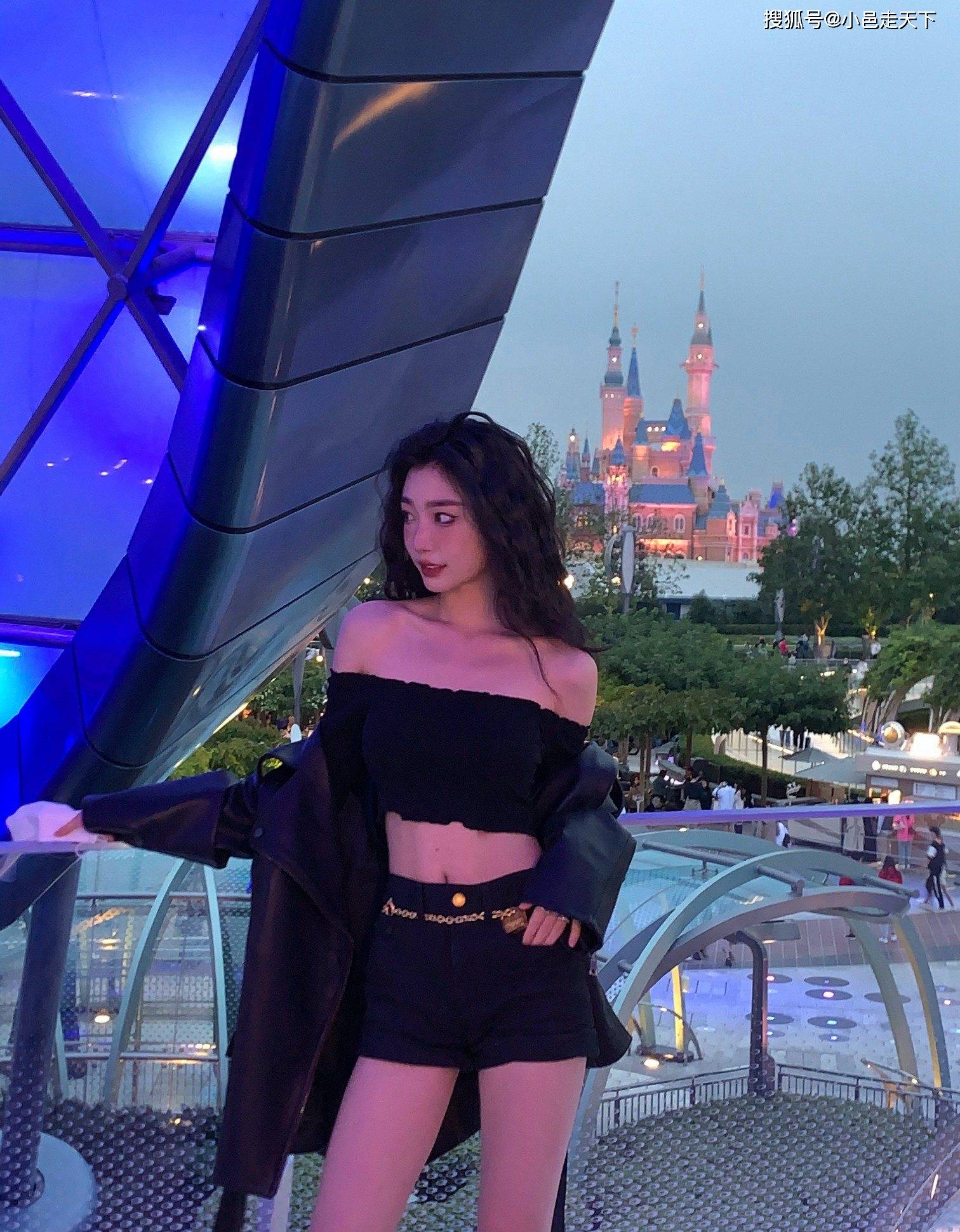 易梦玲黑色超短裤大长腿性感写真