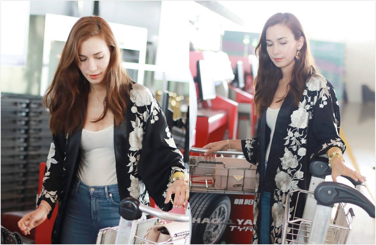 女友 她是韩庚女友,穿紧身衣牛仔裤配印花外套,简单却少女感十足