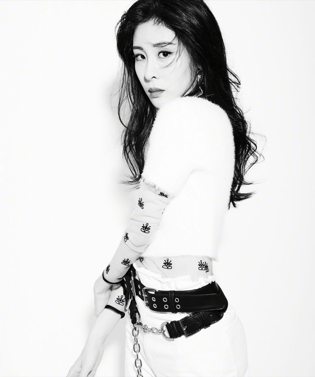 腰肢 张碧晨的竹竿身材让人羡慕，叠穿毛毛衣不臃肿，腰肢也太细了