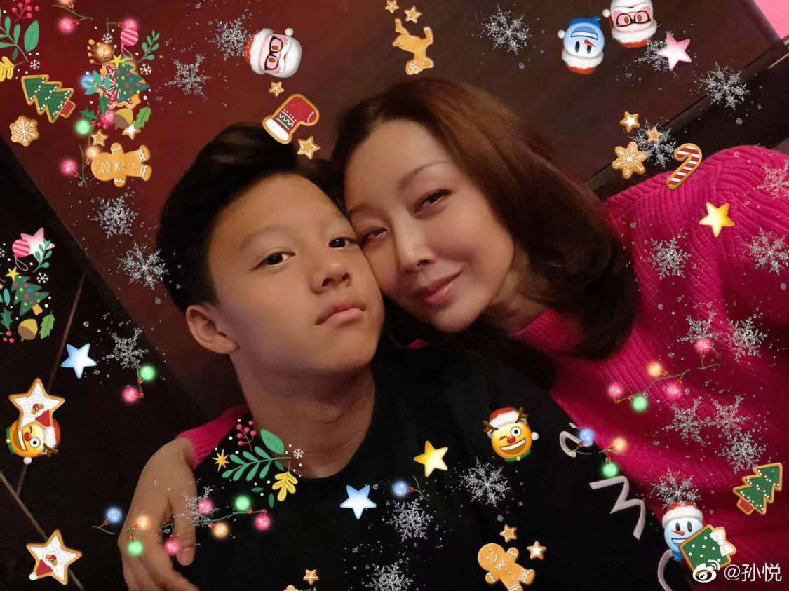 显得孙悦回老家探亲，素颜秃眉不掩饰瑕疵，自然脸是老但看着舒服！