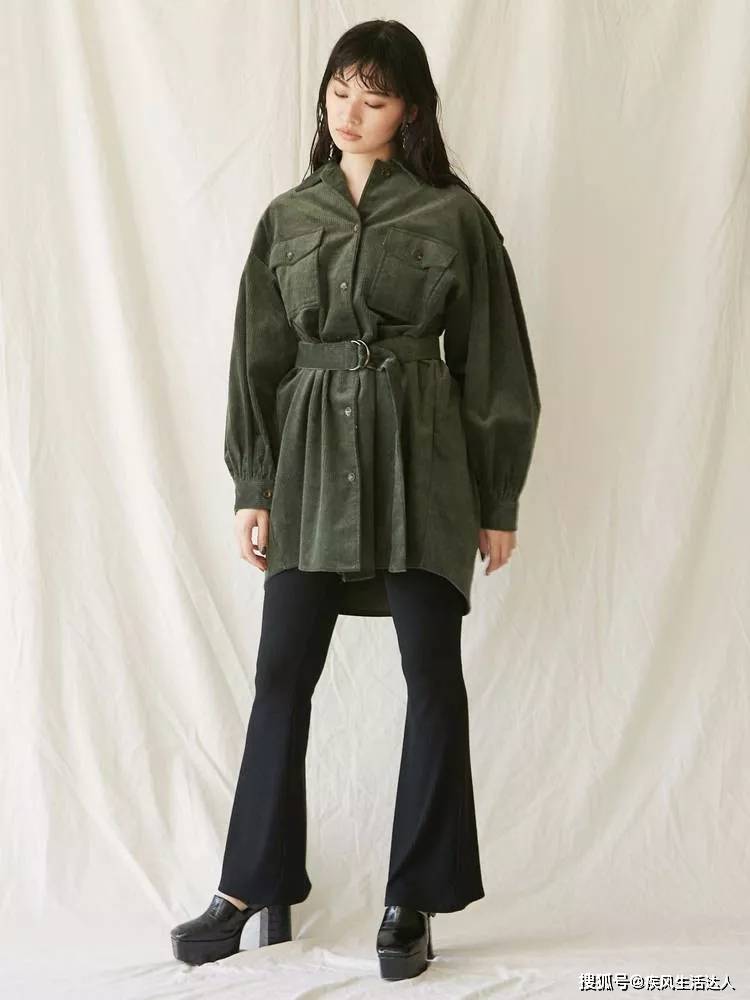 米色 演绎随性自在的复古魅力!日本女生这个秋冬都换上了喇叭裤