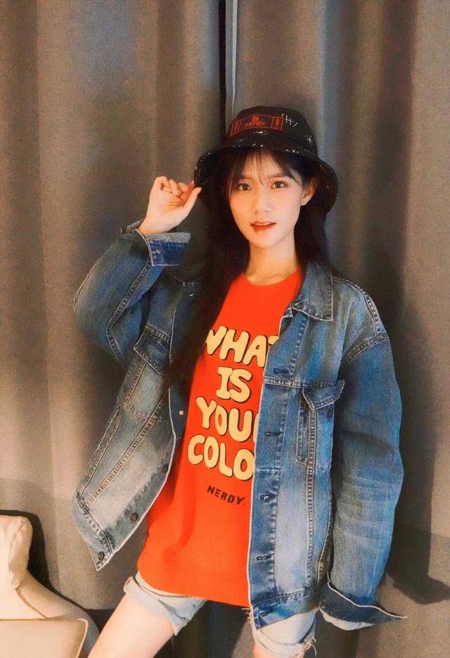 中性 陈意涵品味不一般！中长款格纹衬衫配黑色短裤中性洒脱，个性酷炫