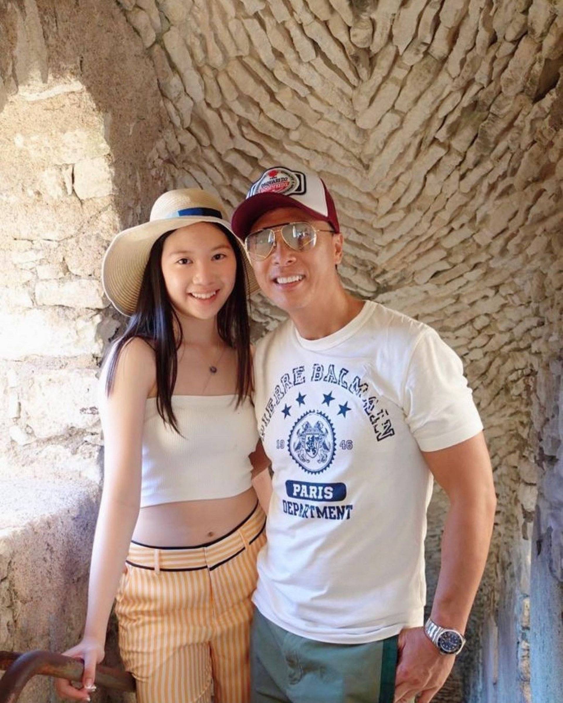 原创吕良伟儿子庆祝生日罕露脸身材肥胖长相憨厚与美女合照略害羞