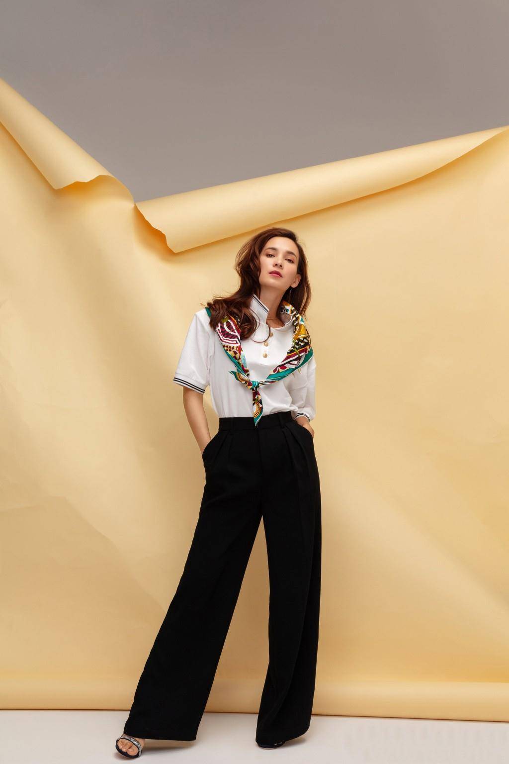 女友 她是韩庚女友,穿紧身衣牛仔裤配印花外套,简单却少女感十足