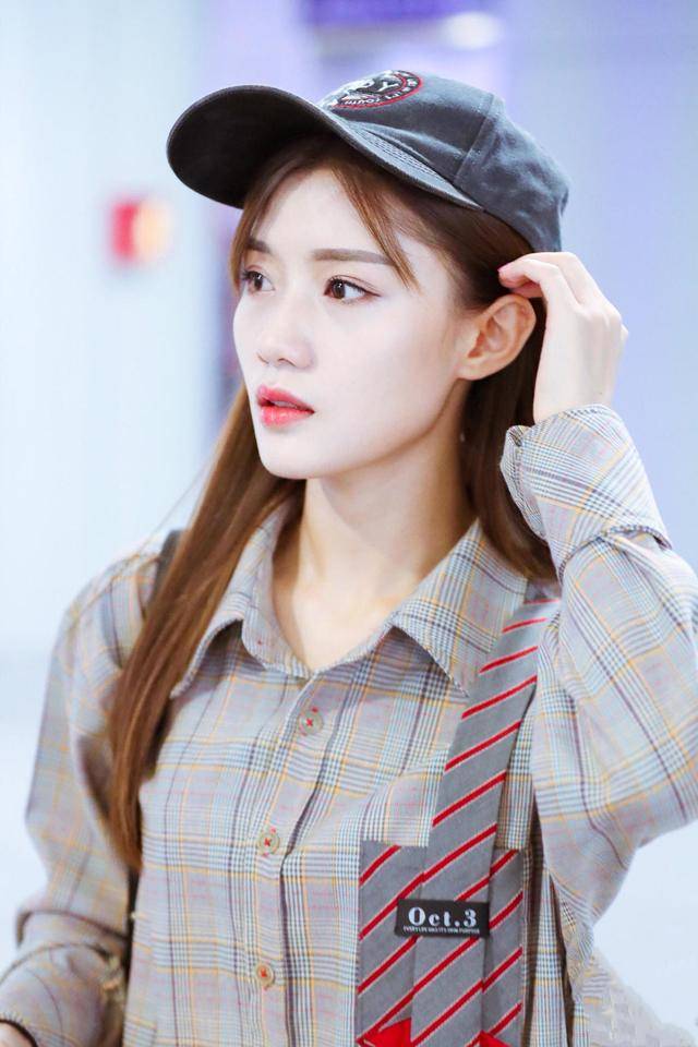 中性 陈意涵品味不一般！中长款格纹衬衫配黑色短裤中性洒脱，个性酷炫