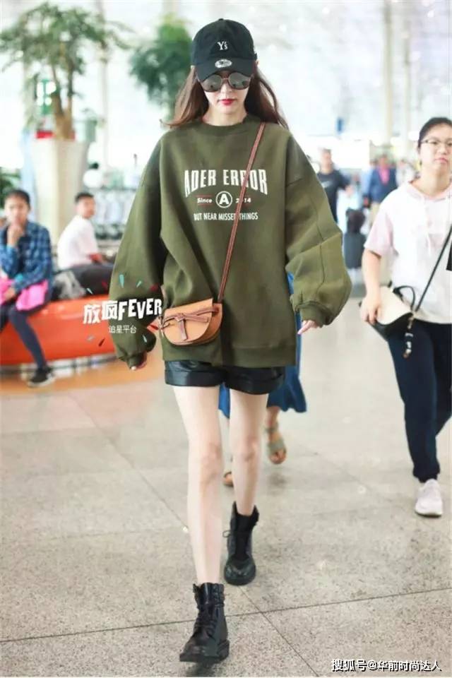 原创女生穿卫衣,下面别总搭裤子!不妨试试这3种新搭配,时髦显腿长