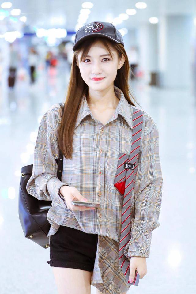 中性 陈意涵品味不一般！中长款格纹衬衫配黑色短裤中性洒脱，个性酷炫