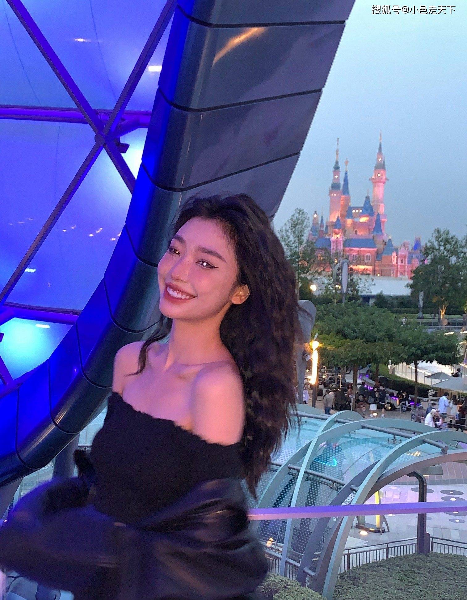 易梦玲黑色超短裤大长腿性感写真