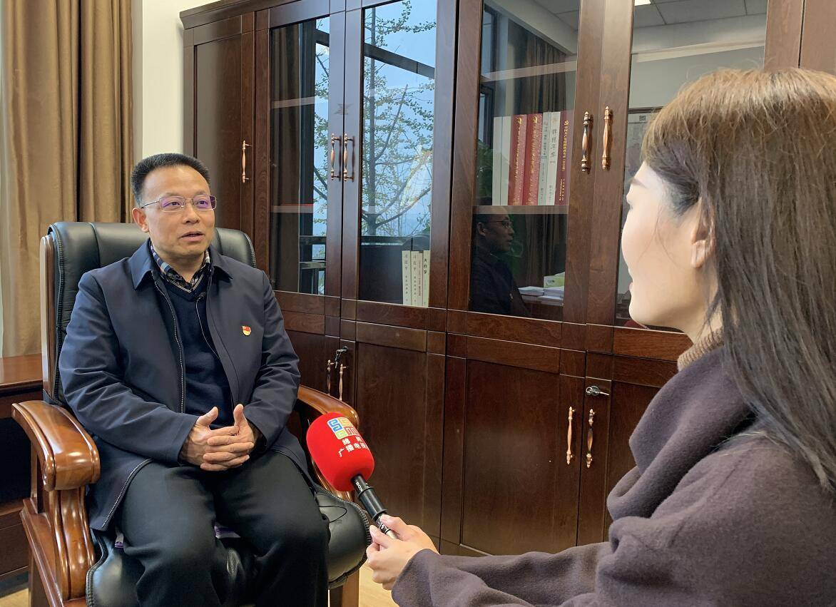 今天先来看直播绵阳记者对市发改委主任冯中兵的专访.