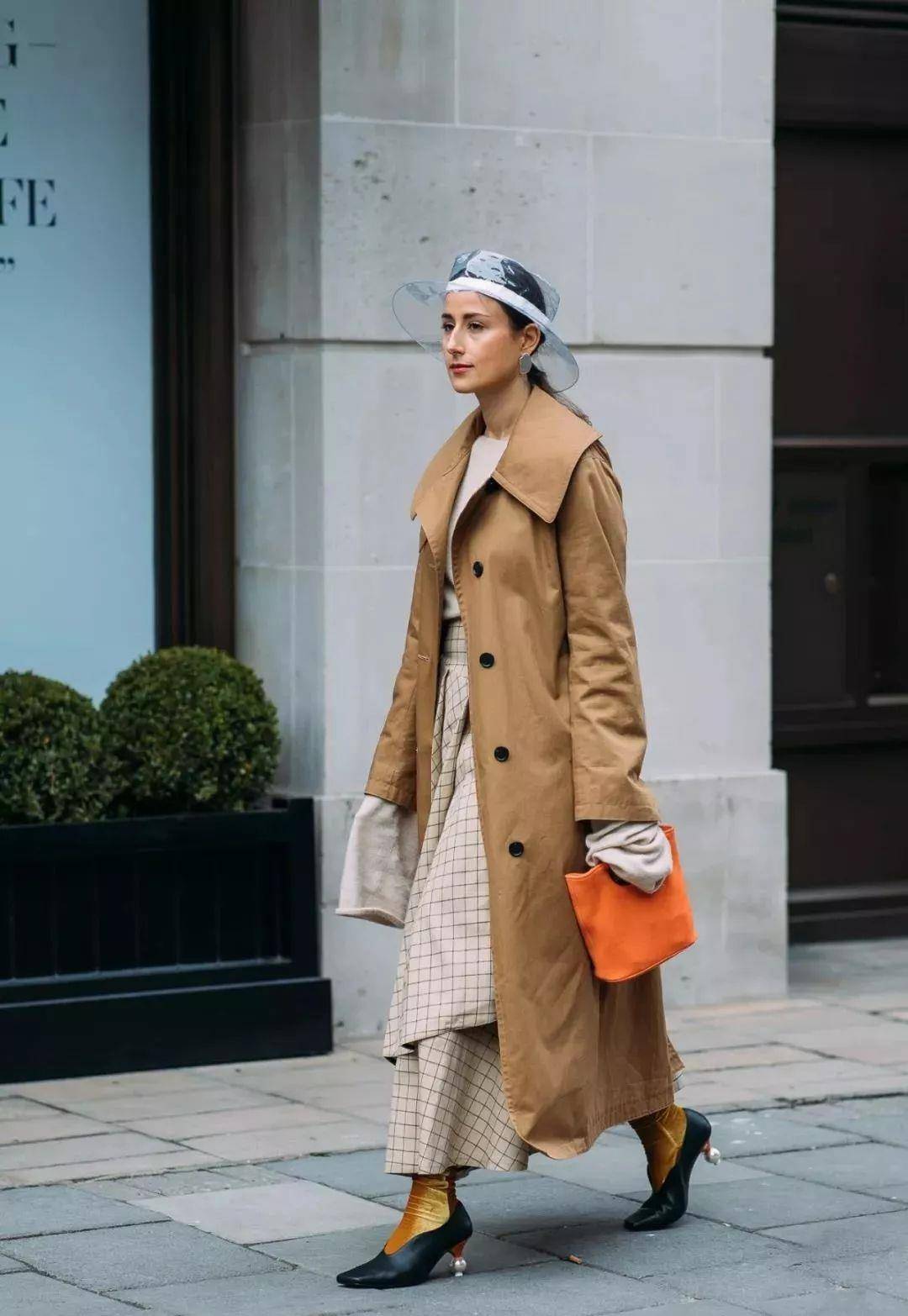 美得 入冬穿大衣＋裙子，美得无可救药！