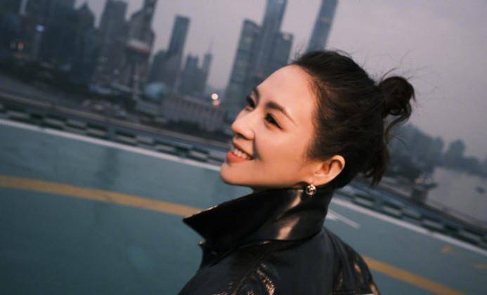 地方 章子怡停机坪拍广告，选对地方太明智，穿皮衣短靴真没人比她会秀