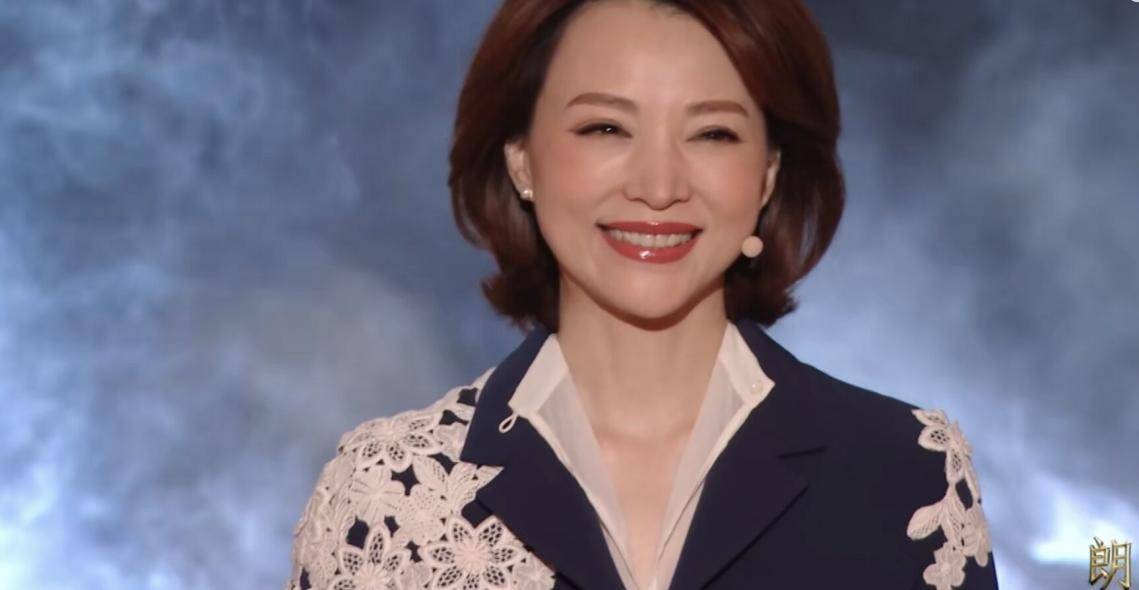 时间|董卿工作忙到忘记生日，蛋糕旁边都摆着台本，48岁气质越发优雅