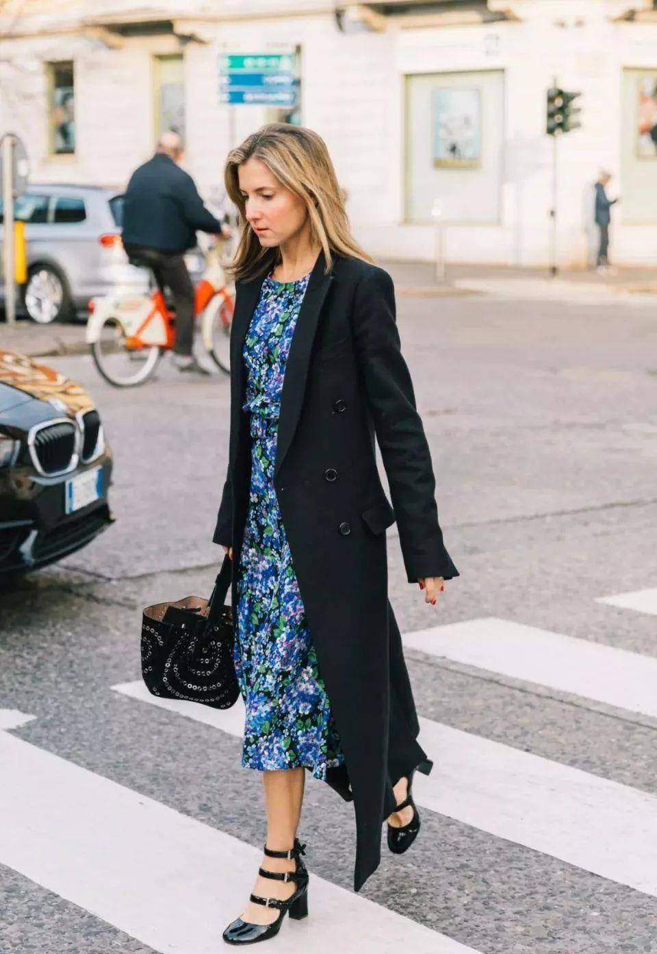 美得 入冬穿大衣＋裙子，美得无可救药！