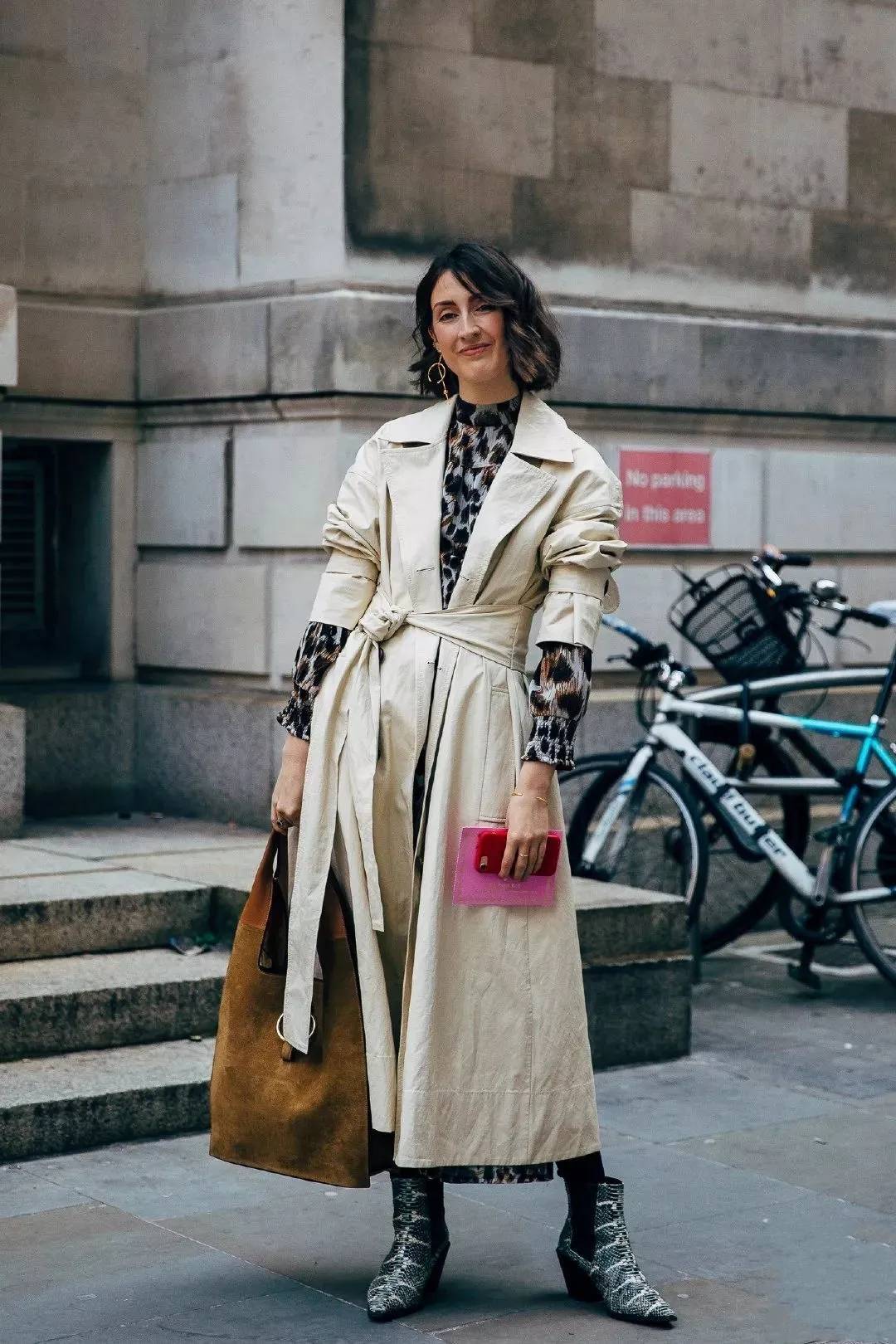 层次 今年,突然火了一种搭配:“大衣+高领衫”!看着时髦穿着还保暖