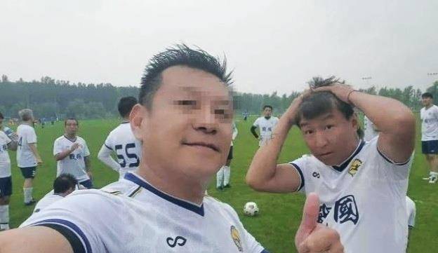 身材 44岁陈羽凡近照曝光，油腻发福变颓废大叔，却仍稳居C位受关注