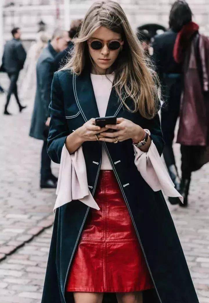 美得 入冬穿大衣＋裙子，美得无可救药！