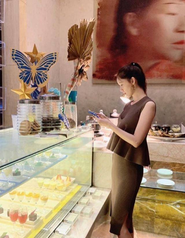 远景 林允儿度假私照大公开！素颜也依然出众，她是真的好适合丸子头