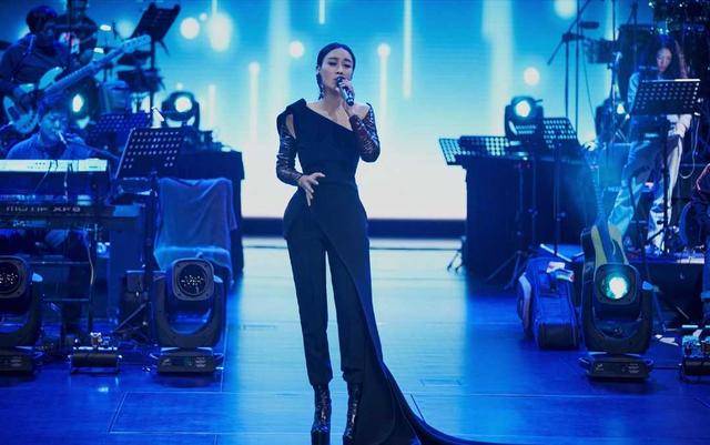 高跟鞋 52岁那英一点不服老！黑色缎面衬衫干练高级，穿红色高跟鞋太抢眼