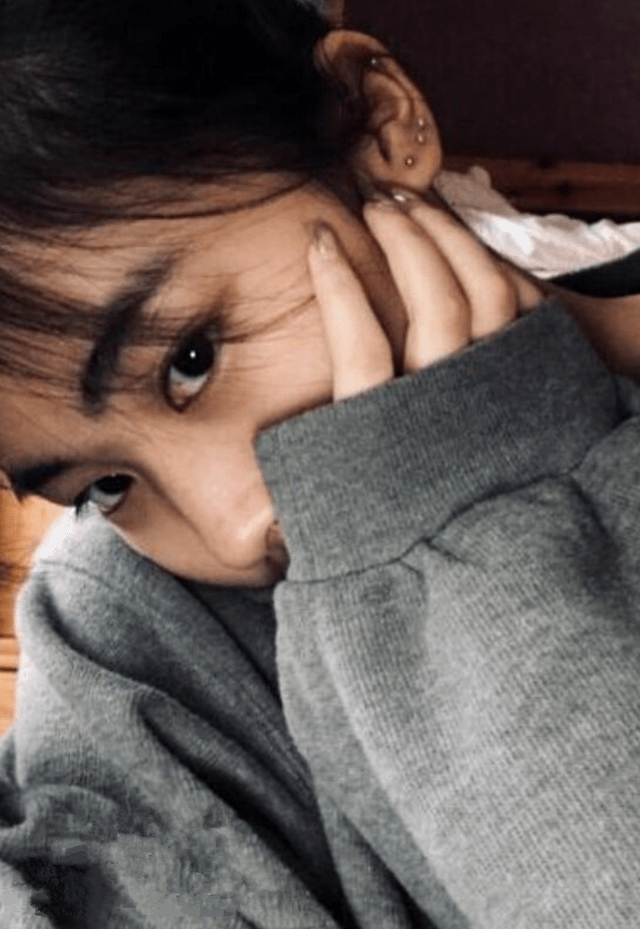 16岁的少女如今也学会了"网红式"自拍,只见她用手托腮巧妙遮住半张脸