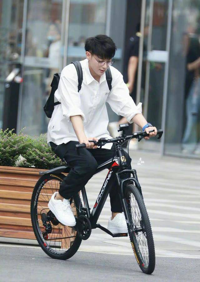 墙头|陈近南说黄子韬身上香喷喷的，王威说我们韬韬香着呢