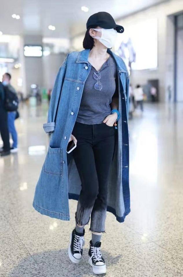 身材 纯欲风算是被许晴玩明白了!一身牛仔看似休闲,针织小衫才是关键?