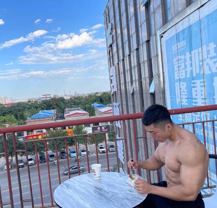 霸氣男友臂，帥氣公狗腰，25歲保定小伙擼鐵鍛造滿身肌肉，真帥氣！ 健身減肥達人 第13张