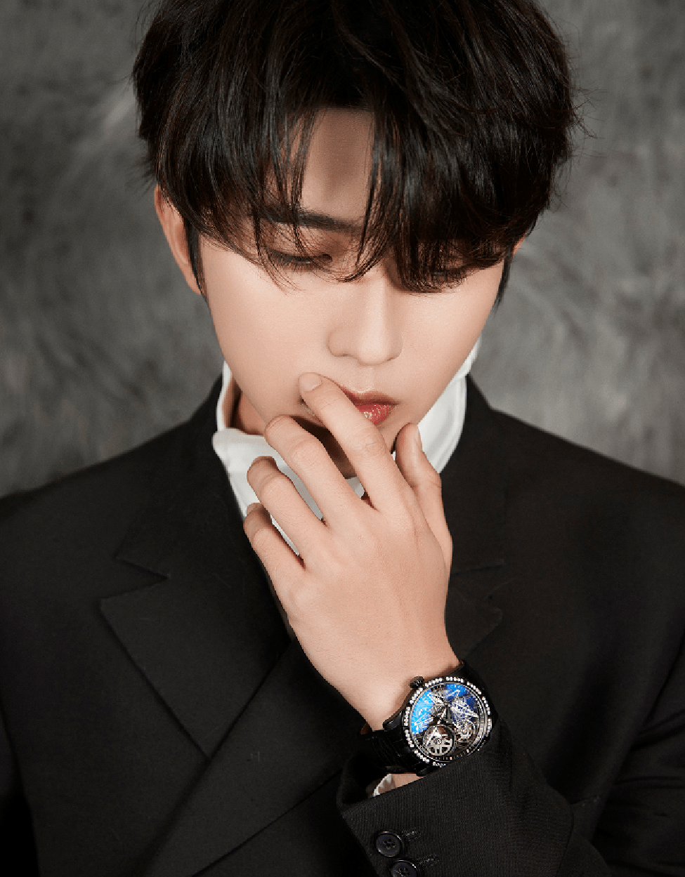 蔡徐坤晒帅照上热搜,穿斗篷西装走红毯,戴63万名表回头率超高_活动