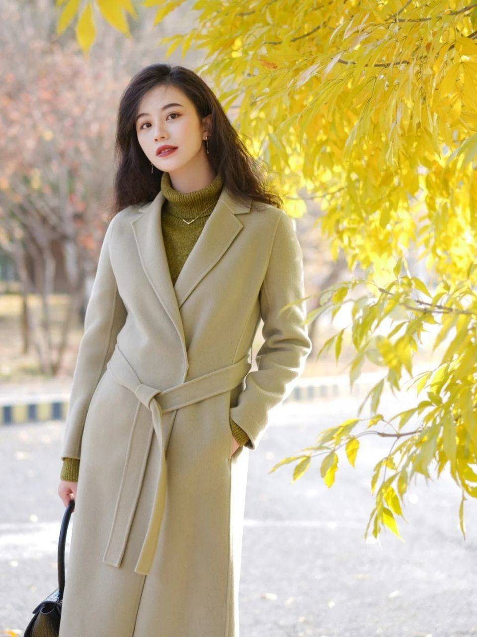层次 今年，突然火了一种搭配：“大衣+高领衫”！看着时髦穿着还保暖