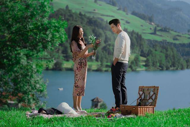 迫降|玄彬针织穿出暖男范，孙艺珍碎花裙少女感十足，这低头一吻太甜了