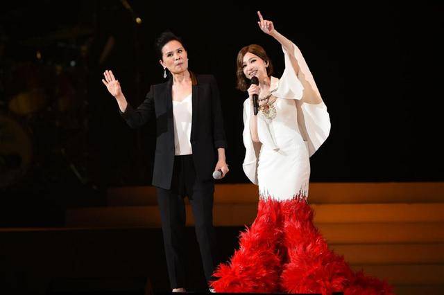 长发|王心凌母女郊游，白毛衣配丸子头显俏皮，王妈妈长发披肩有女神范