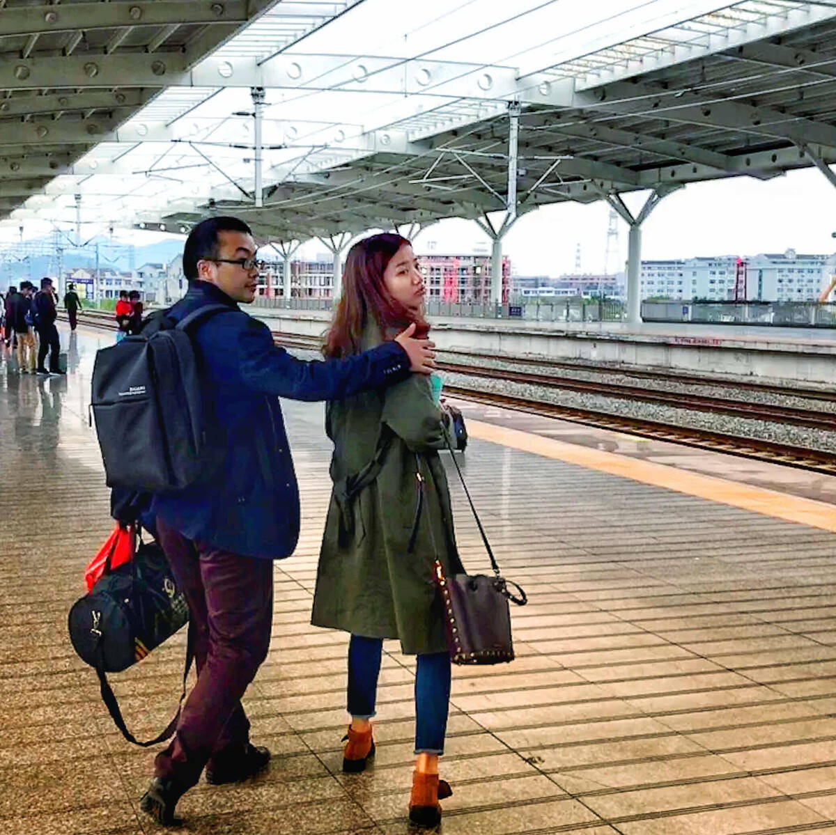 原创进厂工作11年,36岁小伙和妻子攒下100万,回老家盖了两层大房子