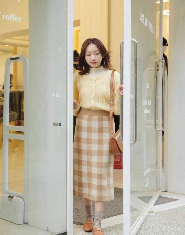 的优点 如何穿出精致小女生，毛衣+半身裙时髦又保暖？6款推荐可示例照搬