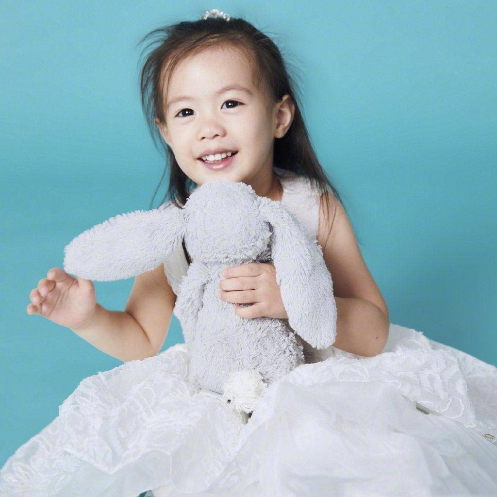 感觉 安陵容全家福曝光，陶昕然穿蕾丝裙优雅，3岁女儿穿纱裙颜值像妈