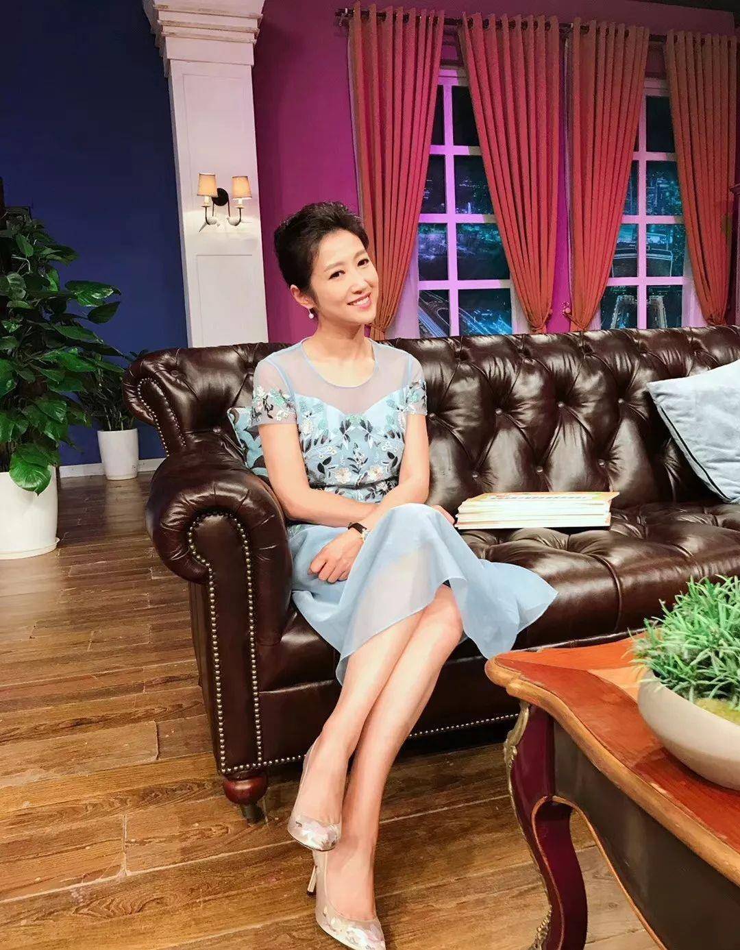 舞台著名主持人春妮曬近照，臉色憔悴穿的也普通，跟舞台形象差別大