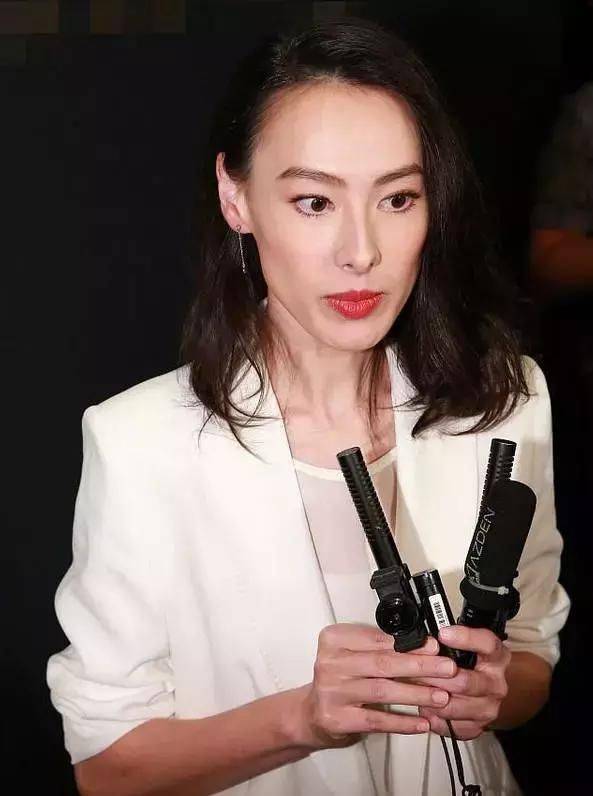 感觉离了美颜滤镜，梁洛施脸松弛发腮明显，才33就成了地道的老阿姨！