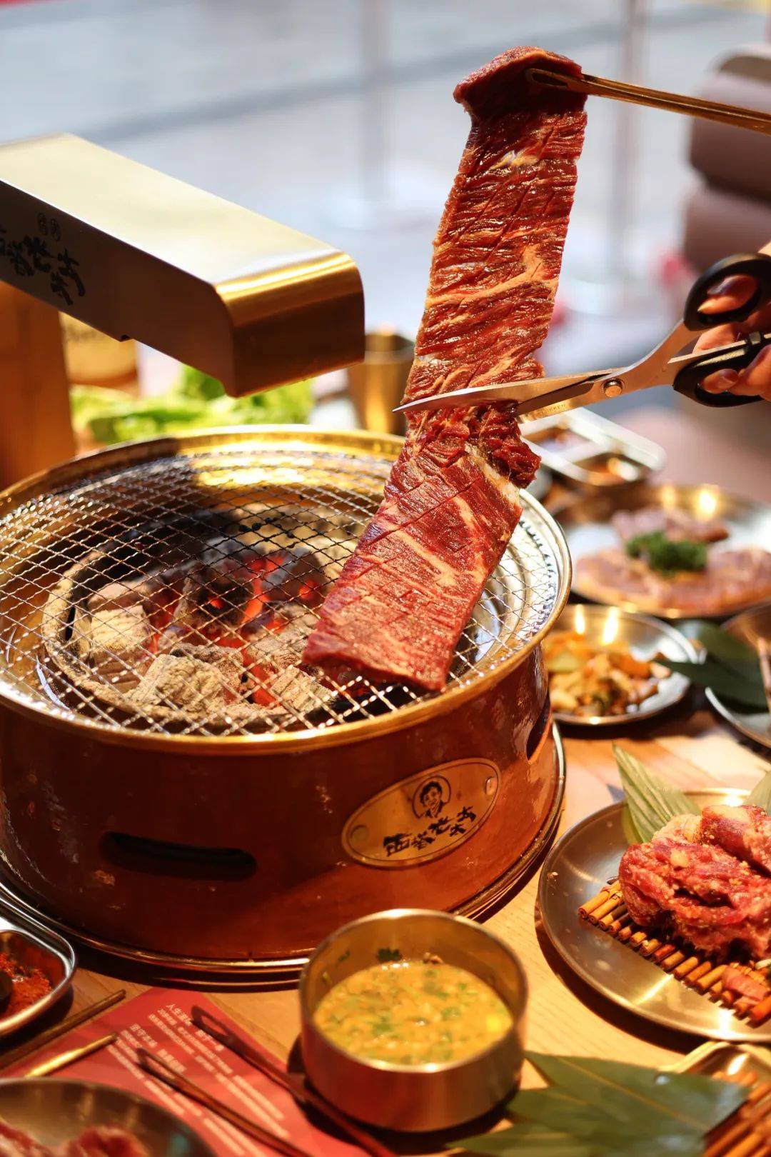 夜宵江湖中国烤肉天花板西塔老太太付加俊切肉厨师得选最贵的