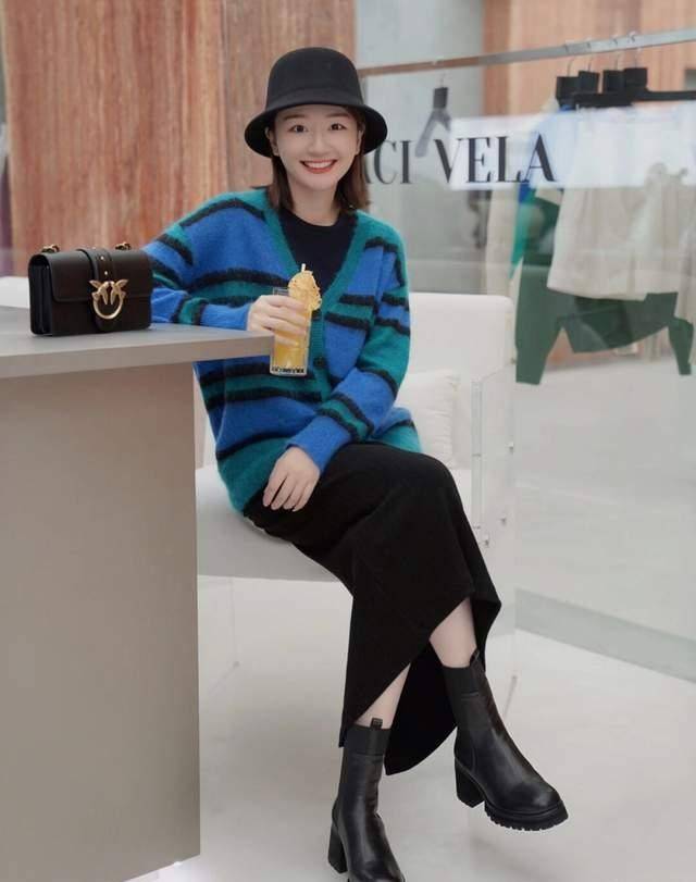 的优点 如何穿出精致小女生，毛衣+半身裙时髦又保暖？6款推荐可示例照搬