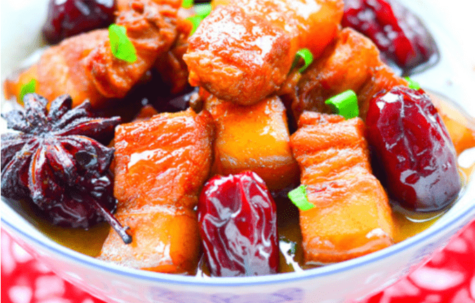 虽说红枣焅肉是选择的炖煮的方式,且色泽上和红烧肉,也是有些差距,但