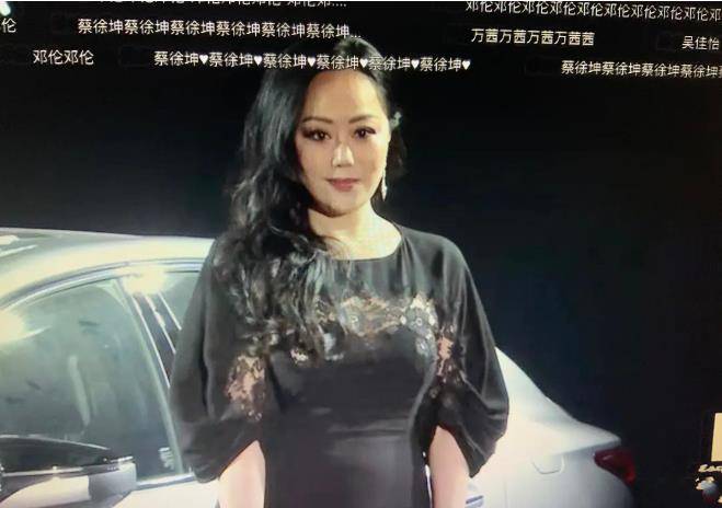 生活 章小蕙低调走红毯，穿黑色蕾丝配波浪卷发，57岁了依然风韵犹存