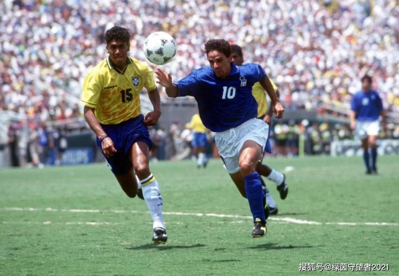 面对死敌英格兰队,遇强则强的马拉多纳独中两元,完成世纪进球.