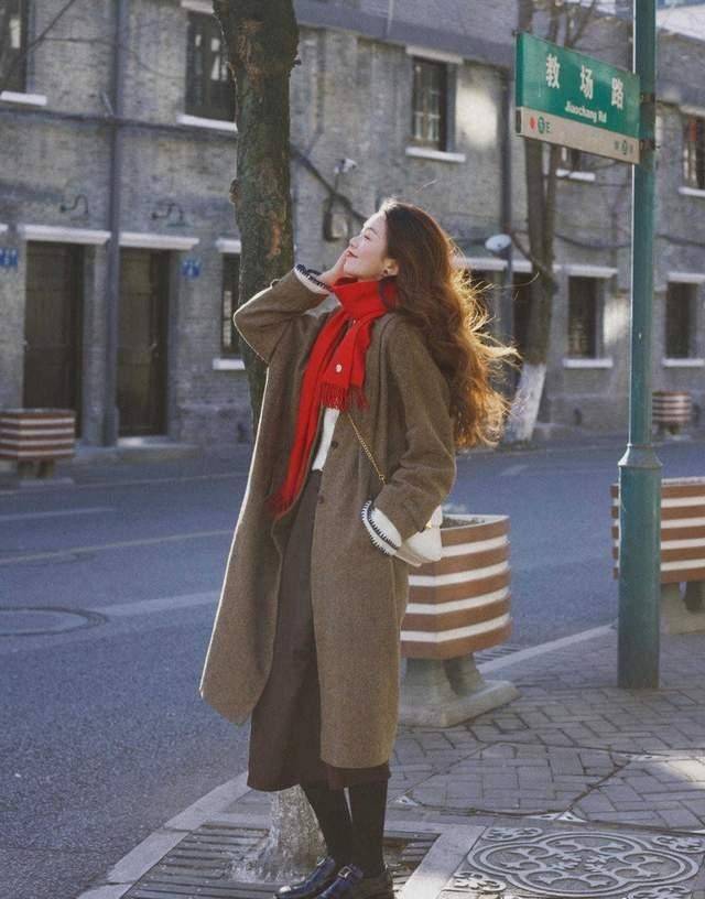 的优点 如何穿出精致小女生，毛衣+半身裙时髦又保暖？6款推荐可示例照搬